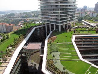 In the middle of the city is green at its most valuable and at the Zorlu Center 72,000 m² of green areas are on rooftops. Source: Onduline Avrasya A.S. Large green rooftop areas in the city